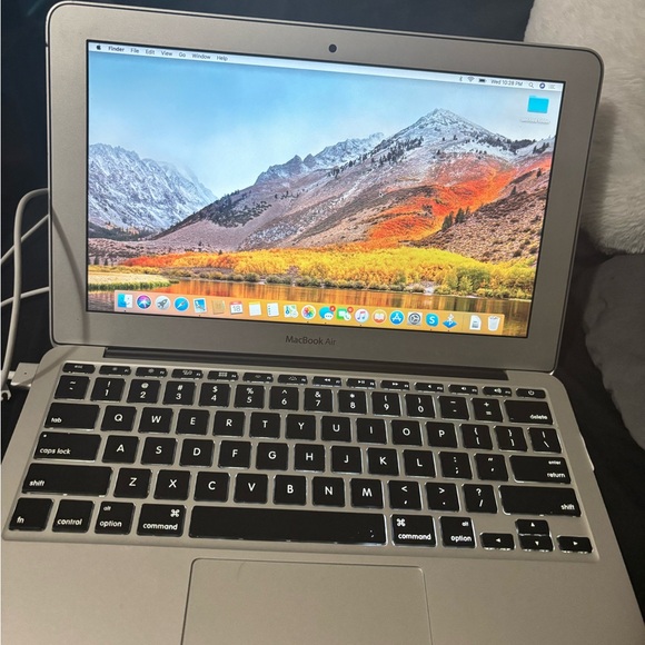 Apple MacBook Air 2017 w/Charger - Picture 3 of 6
